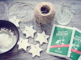 Diesen natron & stärke teig (baking soda / cornstarch dough) kann man wie salzteig verwenden, er ist aber viel weicher und strahlend weiß! Walking In A Winter Bloggerland Diy Fake Porzellan Anhanger