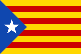 Spaniens rigsvåben er afbildet på den gule stribe, mens flaget uden rigsvåbnet benyttes som en variant både på land og som koffardiflag til søs. Estelada Wikipedia