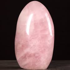 Quartz rose poli de forme libre : symbole d'amour et de sérénité