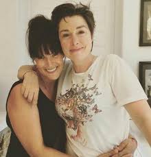 That's right, the duo who have been dating since 2014, openly talk about how they fancy the workmen who are currently doing up their new home. Pin By Sarah Fling On Sue Perkins Fan Sue Perkins Anna Richardson British Actors