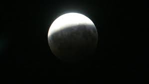 A holdfogyatkozás csillagászati jelenség, amelynek során a hold részben vagy egészen a föld árnyékába kerül. Olyan Holdfogyatkozas Lesz Penteken Amit Csak Egyszer Latunk Egy Eletben 24 Hu