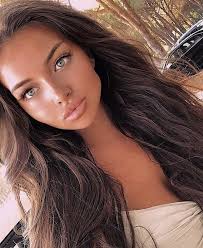 Ist Sie Schwarz Oder Weiss Wen Interessiert Das Sie Ist Schon Beauty Gesicht Schonheit Frisuren