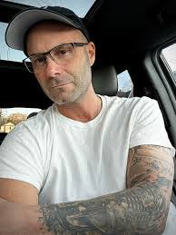 Lisa Edgell's Instagram, Twitter & Facebook