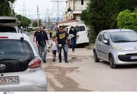 Σοκάρουν οι λεπτομέρειες της ληστείας σε σπίτι στα γλυκά νερά, στην οποία οι δράστες σκότωσαν την 20χρονη γυναίκα, όπως και τον σκύλο της οικογένειας, και άφησαν δεμένο σε μια καρέκλα τον 32χρονο σύζυγό της, με το μόλις 11 μηνών παιδί τους να είναι μέσα στο σπίτι. Jyheg4tdxp06cm