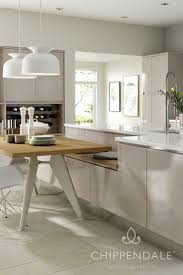 A Truly Modern Kitchen In A Subtle Gloss Cashmere Finish This Design Features Integrated Hand Modern Kitchen Tables Modern Kitchen Contemporary Kitchen Island