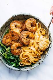 Red Pepper Fettuccine With Shrimp Pinch Of Yum Recette Manger Sainement Recette Recettes De Cuisine Nourriture Delicieuse