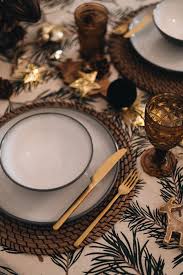 Weihnachtliche Tischdekoration In Grun Gold Tischdekoration Weihnachten Tischdekoration Weihnachten