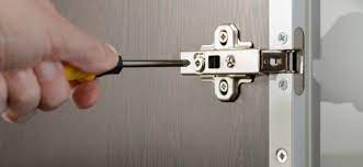 Schlecht eingestellt sehen schief hängende türen nicht nur extrem unschön aus, sondern beschädigen auch den schrank und die türen an sich. Schrankturen Richtig Einstellen Anleitung Zum Justieren Der Scharniere