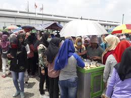 Ledakan juga mengakibatkan atap pabrik jebol karena mesin terlempar ke atas. Pkl Tegalaren Ancam Aksi Dagang Di Dalam Area Pabrik Pt Vga