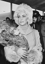 В 2000 году тэйлор стала кавалером ордена британской империи ii степени. Elizabeth Taylor Wikiwand
