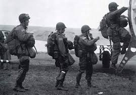 Le débarquement de normandie déclenché le 6 juin 1944 fut la plus grande mobilisation de forces navales de l'histoire, avec près de 7 000 navires (dont 1 200 navires de guerre). Le Depart Des Parachutistes Normandie 1944 L Ete De La Liberte Photos Militaires Parachute Debarquement En Normandie