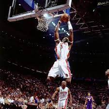 Ben Wallace Of The Detroit Pistons Dunks Against The Los Angeles Detroit Pistons Kobe Bryant Pictures Ben Wallace
