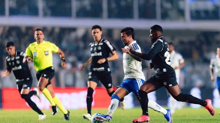Cruzeiro &eacute; derrotado pelo Santos na Vila Belmiro pelo Brasileir&atilde;o