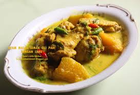 3) kemudian, masukkan ayam ke dalam periuk/kuali ( seeloknya ke dalam periuk) tambah sedikit air untuk samakan paras santan dan ayam (ayam tenggelam sepenuhnya ke dalam santan). Amie S Little Kitchen Ayam Masak Lemak Cili Padi Dengan Labu Pulut