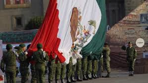 Qué es, desde cuándo y cómo se celebra; Mexico Conmemora El Dia De La Bandera Izandola Del Reves En El Acto Oficial Con Pena Nieto