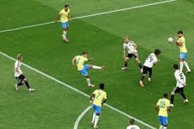 Copa: Paquetá leva bolada no rosto de Bruno Guimarães e diverte a web