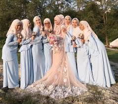 Tampil anggun ala negeri dongeng. 29 Baju Bridesmaid Menarik Inspirasi Tema Warna Trending
