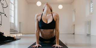 Hot yoga refers to any yoga performed in a hot environment, to replicate the weather conditions of the the most popular form of hot yoga is bikram yoga with its notable 26 postures practised in 90. Bikram Yoga Die Heisse Alternative Inspiredbysports