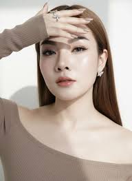 ✈️ Emirates Cabin Crew Interview Grooming Guide 🌸 Overall Look  (Non-Negotiable) Clean, elegant, hotel-lobby luxury vibe Conservative,  polished, and professional Nothing trendy, flashy, or experimental Think:  timeless, calm confidence 👩‍✈️ For Women