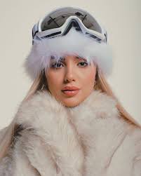 ❄️🐇🤍dreaming of a white christmas 🤍🐇❄️ I organized this photoshoot by  putting together ideas that I had had in my head for some time, having fun  editing, taking inspiration from the 90s.