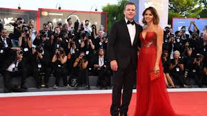 Nicht etwa am filmset, sondern in einer bar, wo barros als kellnerin arbeitete. Matt Damon So Elegant Kam Er Zur Eroffnung Der Filmfestspiele Von Venedig
