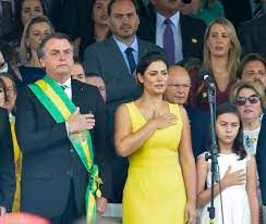 The decision extends to all government employees in the federal district, where. A Historia Por Tras Do Vestido Amarelo De Michelle Bolsonaro Congresso Em Foco