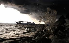 Fenomena awan arcus ini dapat menimbulkan angin kencang dan hujan lebatyang dapat disertai kilat atau petir disekitar pertumbuhan awan. Siklon Dahlia Mengamuk Tinggi Gelombang Di Laut Jateng Dan Yogya Capai 7 Meter Okezone News