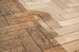 Si le parquet ancien a son charme, il arrive un moment où le parquet est tellement usé qu'il perd son cachet. Pourquoi Faire Un Poncage Du Parquet Parquets Sols Bois