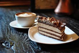 Pastel De Chocolate Con Nueces Y Una Taza De Café Foto de stock y más banco  de imágenes de Café - Bebida - Café - Bebida, Café - Edificio de  hostelería, Tarta - Postre - iStock