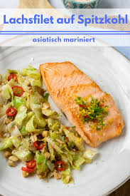 Saftig Gebratenes Lachsfilet Auf Asiatisch Mariniertem Spitzkohl Rezept Lachsfilet Spitzkohl Lachs Rezept
