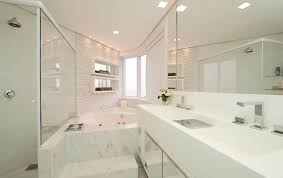 Banheiro Todo Branco Com Bancada De Marmoglass Nanoglass Banheira Redonda Pequena Parede Com Textura Nichos Com Banheiro De Luxo Banheiras Banheiro Casal