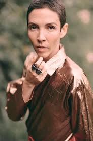 Livia Nery lança o primeiro álbum, 'Estranha melodia', com o selo da banda  BaianaSystem