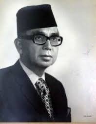Gelaran 'bapa pembangunan' memang bertepatan buatnya kerana allahyaraham tun abdul razak dato' husseinlah yang bertanggungjawab meletakkan batu allahyaraham tun abdul razak dato' hussein meninggal dunia sewaktu masih berkhidmat sebagai perdana menteri pada 14 januari 1976. Tun Abdul Razak Former Leader Of Malaysia Influential People Potrait Malaysia