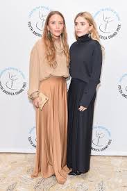 Elizabeth olsen is the younger sister of the famous twins. Elizabeth Olsen On Thrifting Habits And Growing Up With Fashion Sister Duo Mary Kate And Ashley Olsen