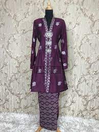 Model kebaya kutu baru brokat. Songket Kebaya Labuh Bunga Raya Klasik Bungaraya Kebaya Songketrepublik Model Pakaian Wanita Model Baju Wanita Wanita Bergaya