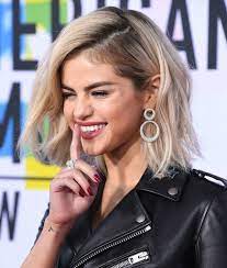 Selena gomez ist jetzt blond und wesentlich schmaler als früher. Selena Gomez Debuts New Blonde Hair