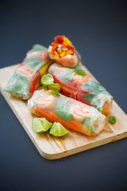 Rouleaux De Printemps Aux Crevettes Et A La Mangue Recette En 2020 Rouleau De Printemps Crevette Rouleau De Printemps Alimentation