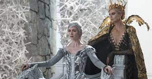 Mais la souveraine diabolique ignore. Comment Le Chasseur Et La Reine Des Glaces Tente De Faire Oublier Blanche Neige Premiere Fr