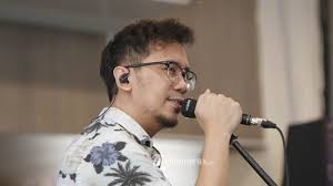 Dan bila.kau hadir bagai satu misteri. Chord Lebih Indah Adera Lengkap Dengan Lirik Lagunya Dan Kau Hadir Merubah Segalanya Tribunnews Com Mobile