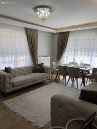 Lila, mürdüm, fuşya, turuncu, pembe, sarı ve nar çiçeği oldukça güzel gri koltuk takımına uygun fon perde için alternatif arayışındaysanız gri koltuklara ne renk perde yakışır? Ev Gezmeleri Panosundaki Pin