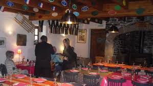 Tous les gestes de ces hommes vous plongeront dans la vie des buronniers d'antan. Saint Chely D Aubrac Au Buron De L Aubrac L Authentique Se Trouve Dans L Assiette Ladepeche Fr