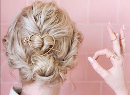 アローヘアスティックが似合うヘアアレンジ集 基本の使い方もご紹介 4meee ヘアアレンジ ヘアスティック 可愛い髪型