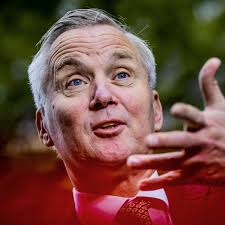 Eric van der Burg, hersteld van zijn voedselvergiftiging, weer aan de slag  als demissionair staatssecretaris van Justitie en Veiligheid