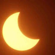 Das heißt die sonne wird teilweise oder ganz durch den mond verdeckt. Partielle Sonnenfinsternis Schummriger Nationalfeiertag Umwelt Faz