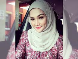 Zarina atau mesra dipanggil anju didakwa sebagai selebriti yang 'kant0i'. Zarina Zainuddin Nafi Jual Produk Beracun Murai My