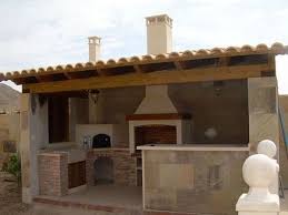 Variantele de amplasare bucatarii de vara (gratare de gradina) in functie de spatiu si forma dorita.aveti cateva exemple (planuri) cere pot fi realizate de echipele noastre cu usurinta chiar la. Bucatarii Rustice De Vara 14 Idei De Amenajari Exterioare Pentru Curtile Spatioase