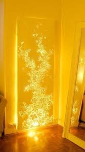 Mit Leinwand Aufkleber Und Farbe Macht Man Ein Wunderbares Beleuchtetes Leinwandbild Geheimtipp Selbstgemachte Wandkunst Diy Beleuchtung Diy Wand