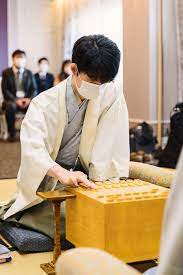 藤井聡太二冠の棋譜を、将棋倶楽部24六段の管理人がaiを使いながらも実質的な判断も加味して解析・解説。 4月です。 ※ 棋士の似顔絵にもチャレンジしています。 ※ 針小棒大な表現や藤井聡太氏の神格化は行っておりません。 Z0scazfk8aa6rm