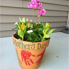 We know grandma loves all things organization, so what's better than a handmade bowl that she can use to corral loose change. Pin By Christina Dill On Dyi Crafts Mothers Day Flower Pot Homemade Mothers Day Gifts Flower Pot Crafts
