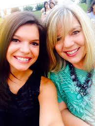 Mother-daughter look-alike contest voting round